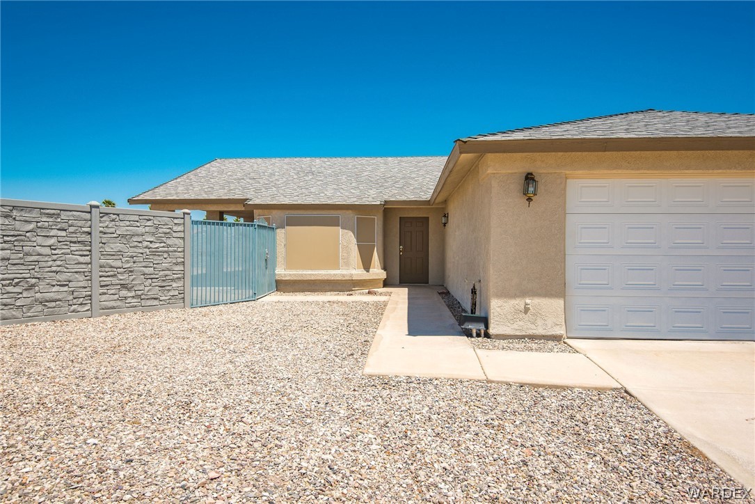3395 Pegasus Ranch Lane Bullhead City, AZ 86429 - Photo 4 of 50 a front view of a house with a yard
