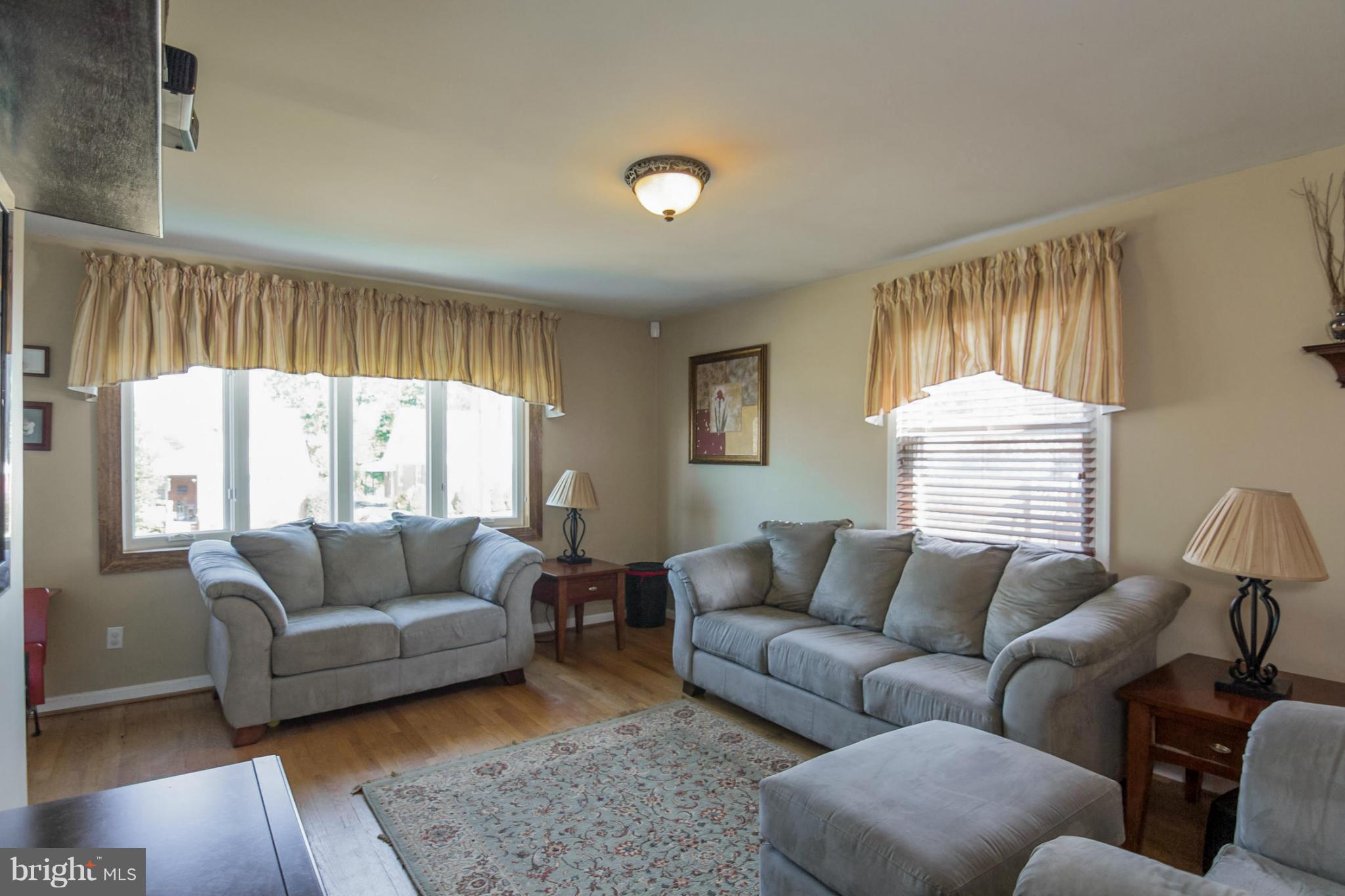 1817 Ellinwood Road Baltimore, MD 21237 - Photo 6 of 30 Living Room