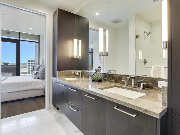 $4,200 | 501 West Avenue, Unit 2002, Austin, TX 78701