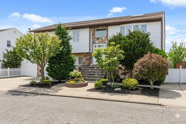 $725,000 | 809 Canal Street, Lindenhurst, NY 11757