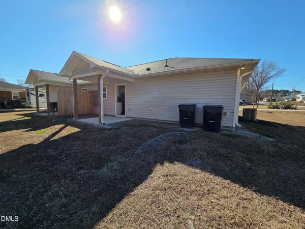 a view of a house with backyard and garden
