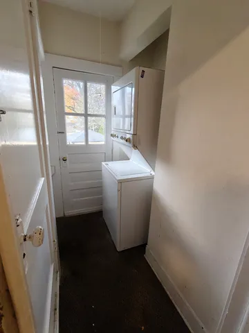 a view of entryway with window