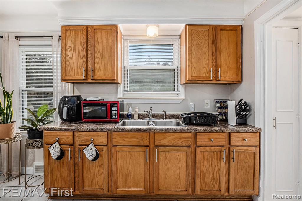 16244 East 10 Mile Road Eastpointe, MI 48021 - Photo 7 of 16 Gallery Image 7
