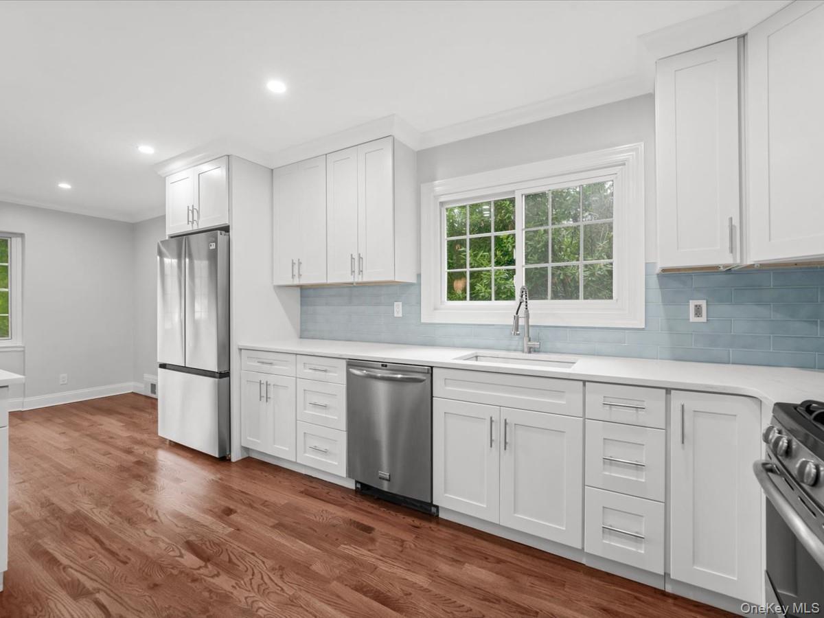 17 Pinewood Road Manhasset, NY 11030 - Photo 11 of 45