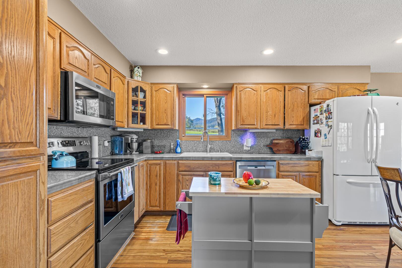 7681 Rapp Lane Talent, OR 97540 - Photo 7 of 35 9R9A7176