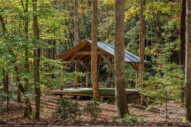 a view of entryway with a front door