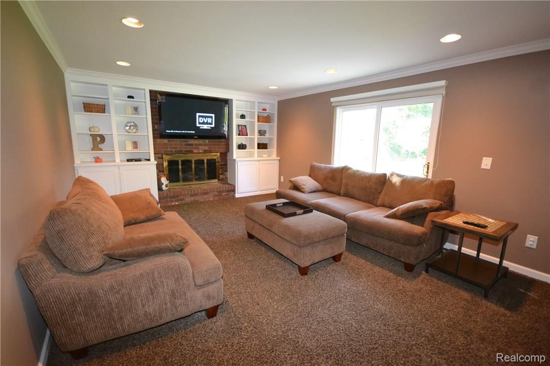 35870 Fredericksburg Road Farmington, MI 48331 - Photo 12 of 45 3 Family Room 1.JPG