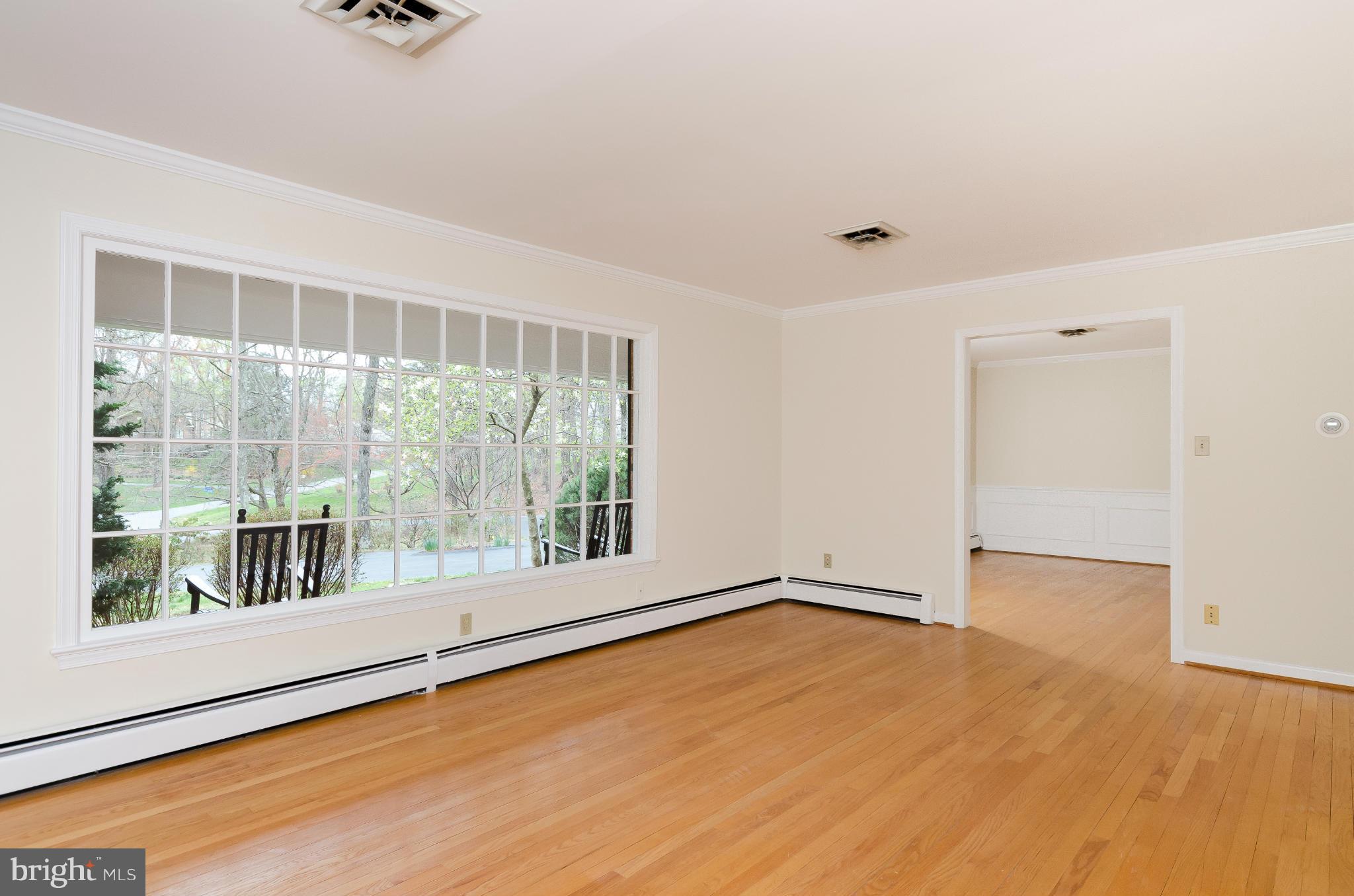 807 Clear Spring Road Great Falls, VA 22066 - Photo 5 of 27 Living Room