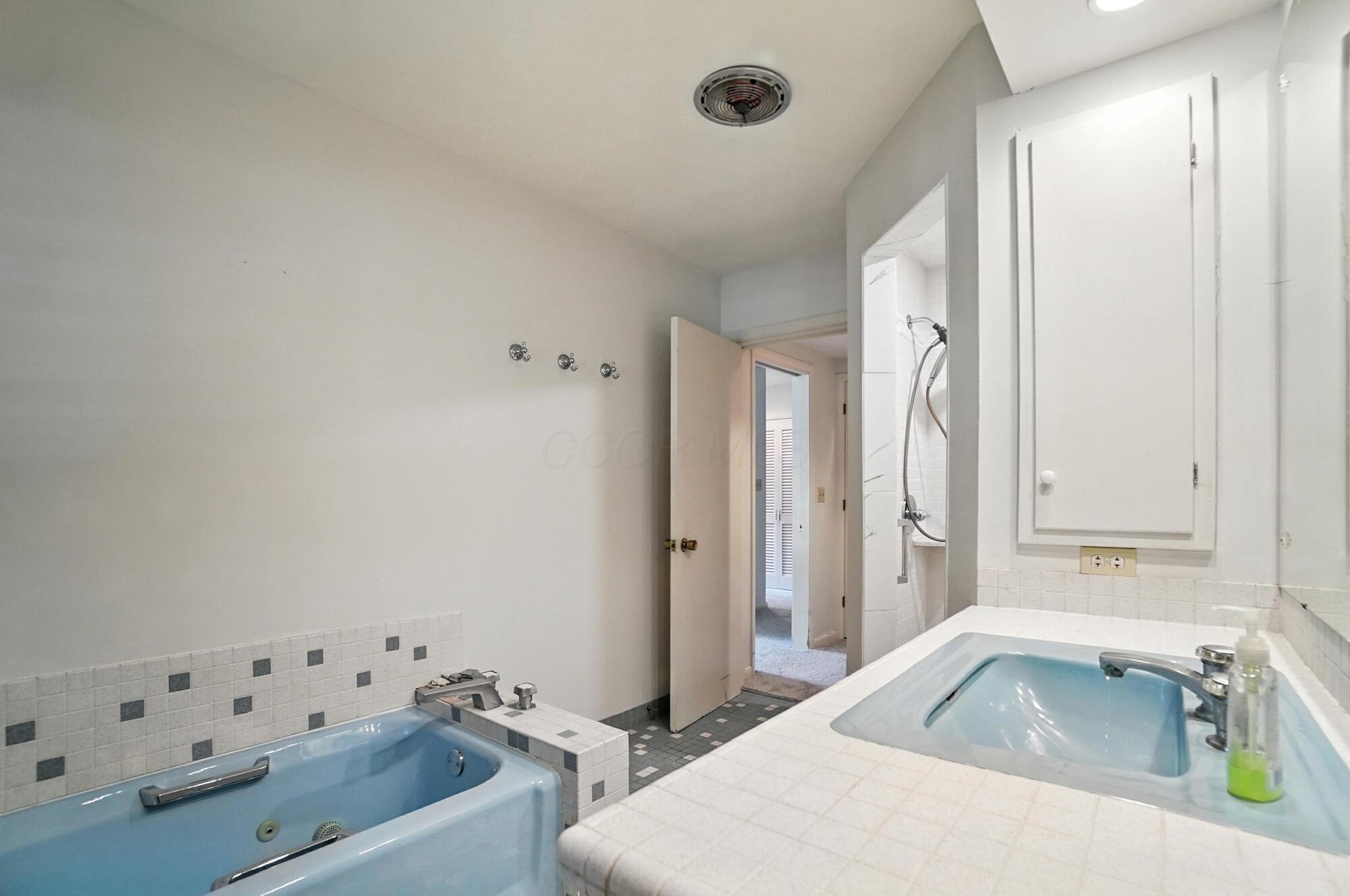 3885 Woodbridge Road Columbus, OH 43220 - Photo 64 of 158 060