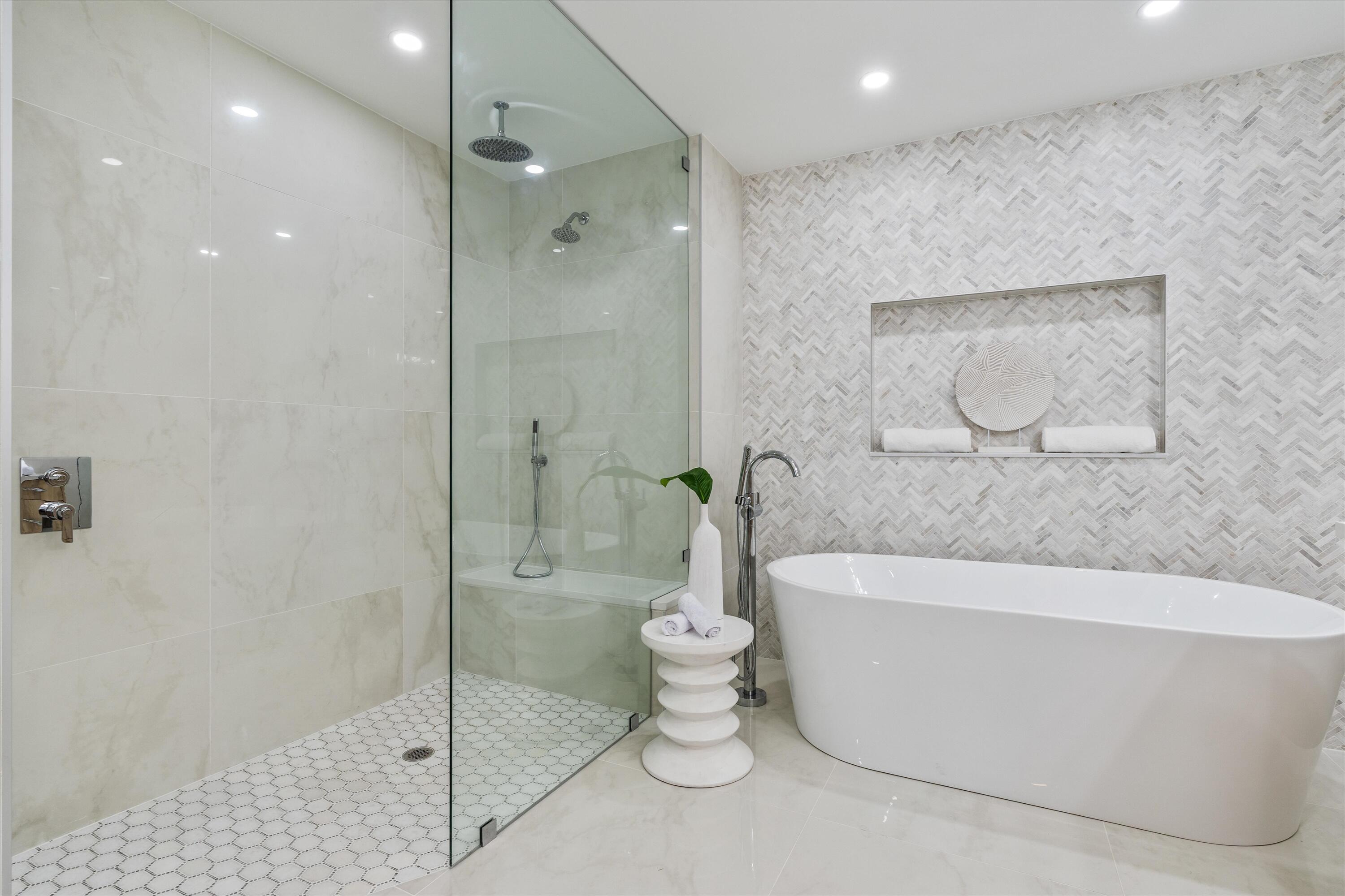 103 Landward Drive Jupiter, FL 33477 - Photo 14 of 39 Primary Bathroom