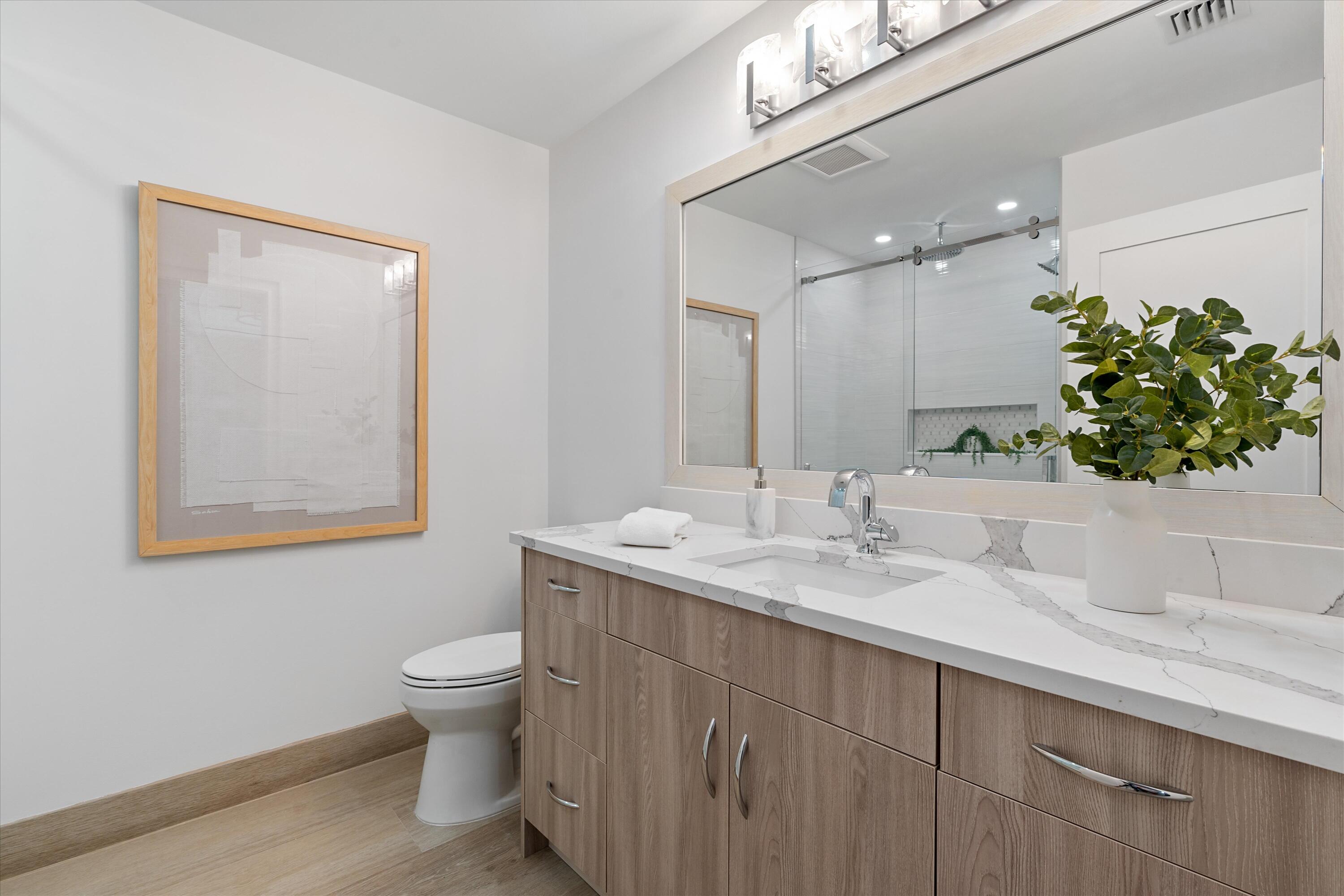 103 Landward Drive Jupiter, FL 33477 - Photo 20 of 39 Guest Bathroom