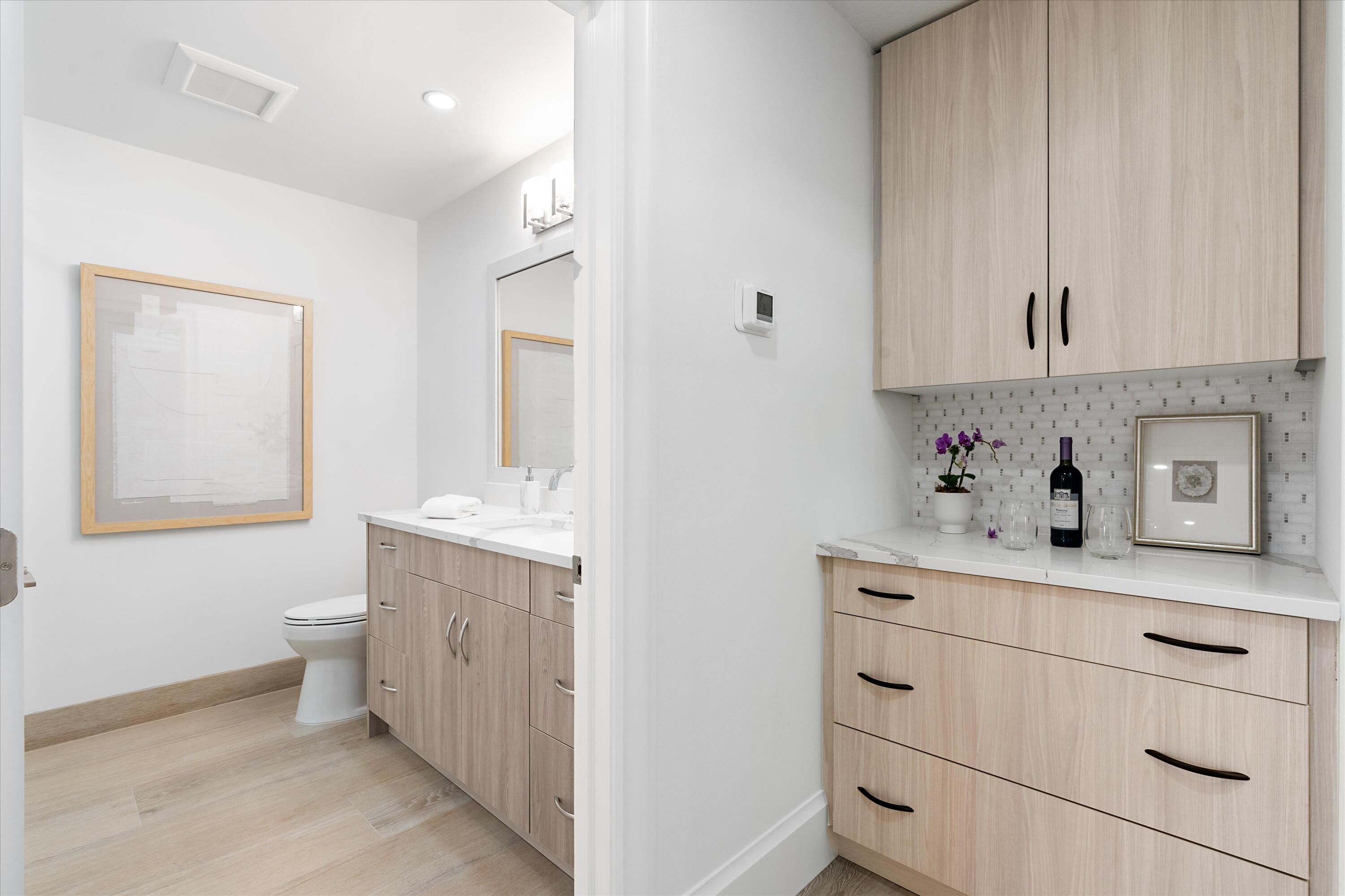 103 Landward Drive Jupiter, FL 33477 - Photo 21 of 39 Guest Bathroom