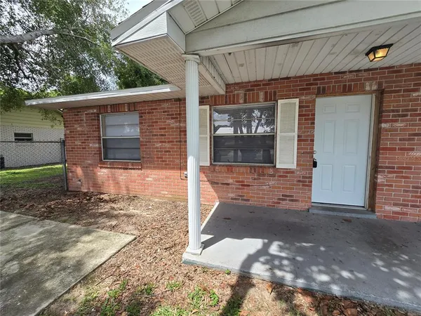 a view of a entrance gate of the house