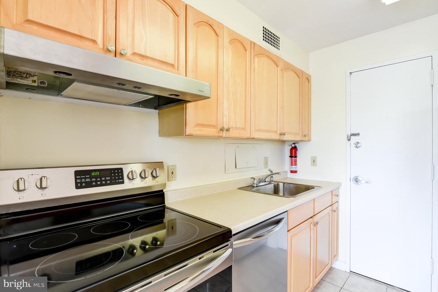 520 N Street Southwest, Unit S619 Washington, DC 20024 - Photo 9 of 30 Kitchen