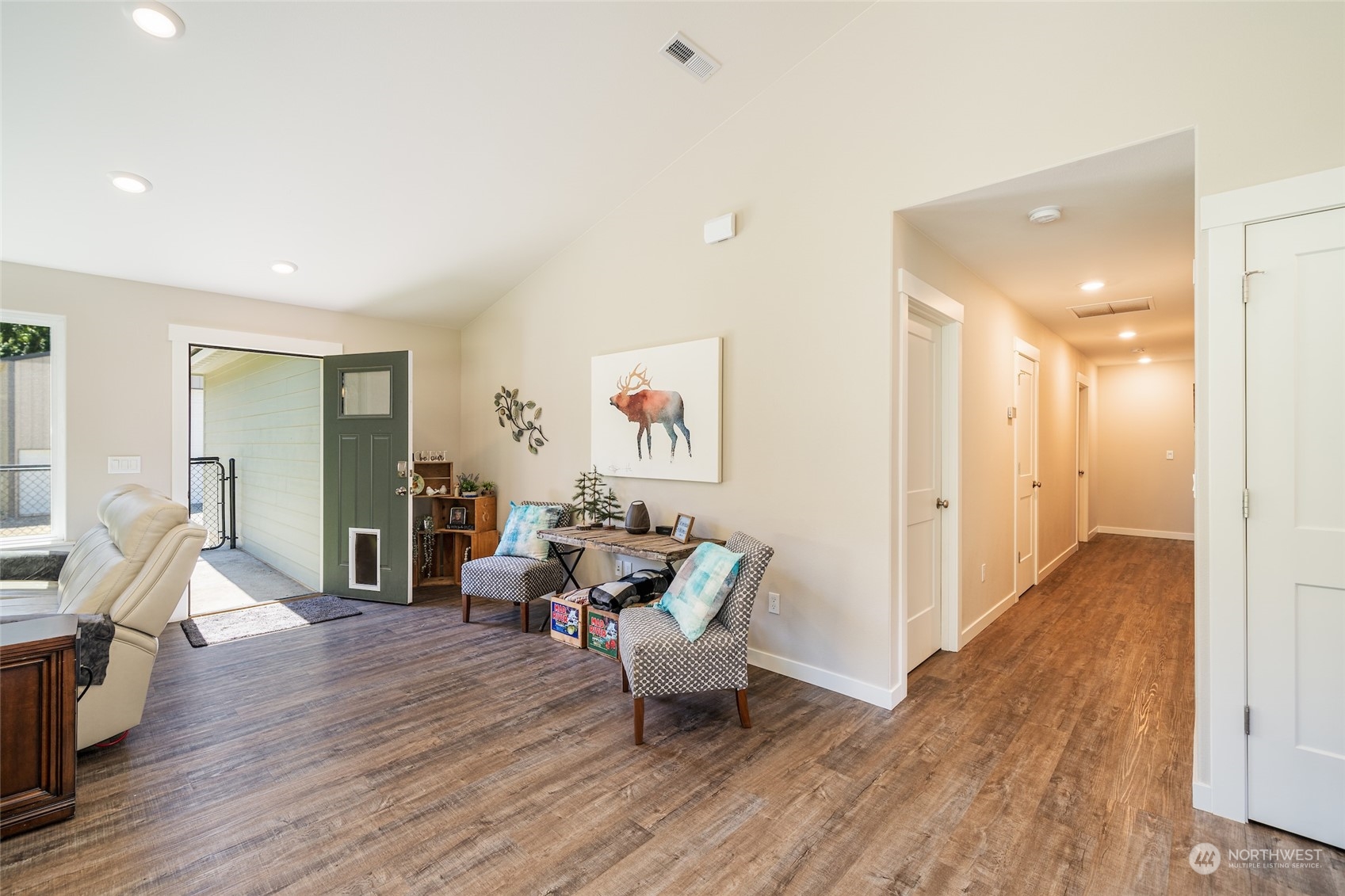 166 Mad River Road Entiat, WA 98822 - Photo 23 of 40 a living room with furniture and wooden floor