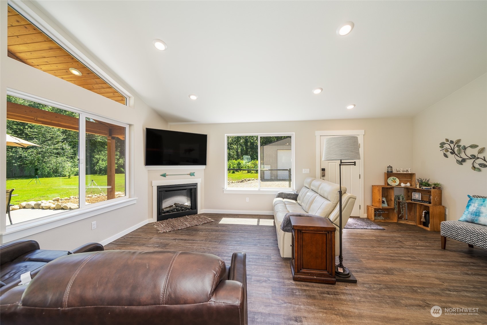 166 Mad River Road Entiat, WA 98822 - Photo 29 of 40 a living room with furniture fireplace and flat screen tv