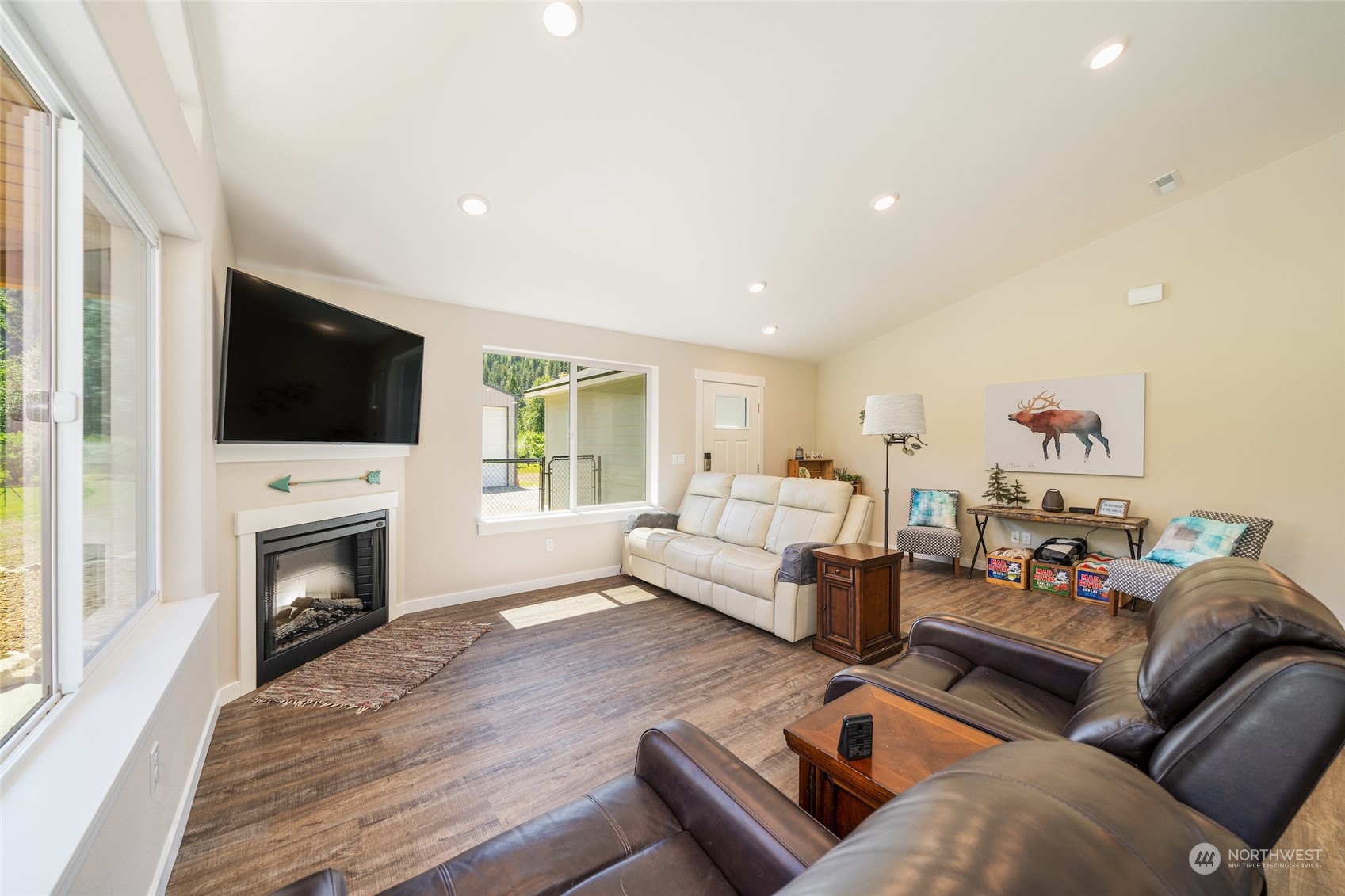 166 Mad River Road Entiat, WA 98822 - Photo 31 of 40 a living room with furniture fireplace and flat screen tv