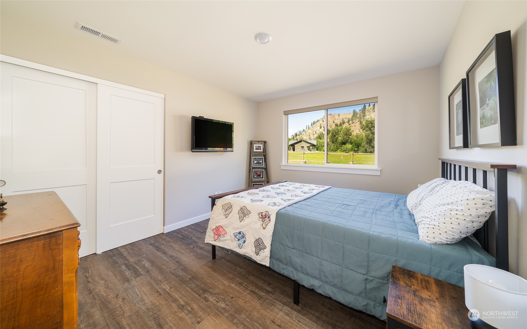 166 Mad River Road Entiat, WA 98822 - Photo 34 of 40 a bedroom with a bed and a window