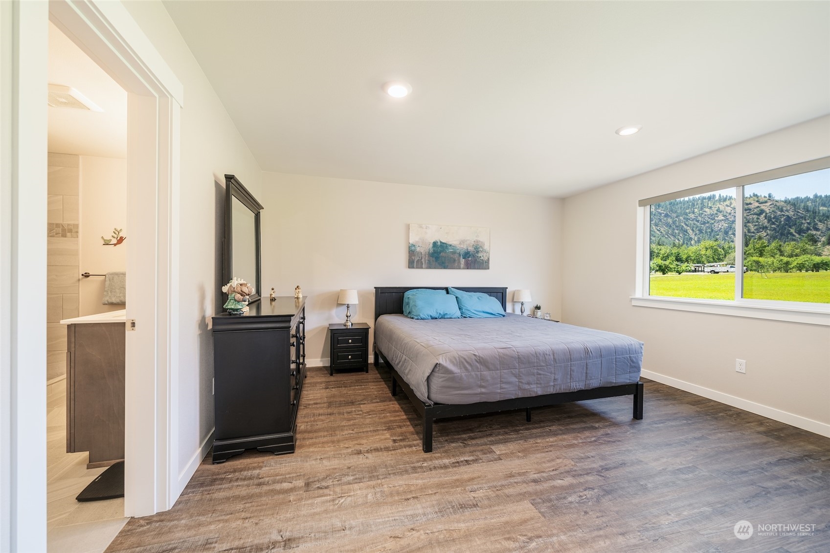 166 Mad River Road Entiat, WA 98822 - Photo 35 of 40 a bedroom with a bed and a table