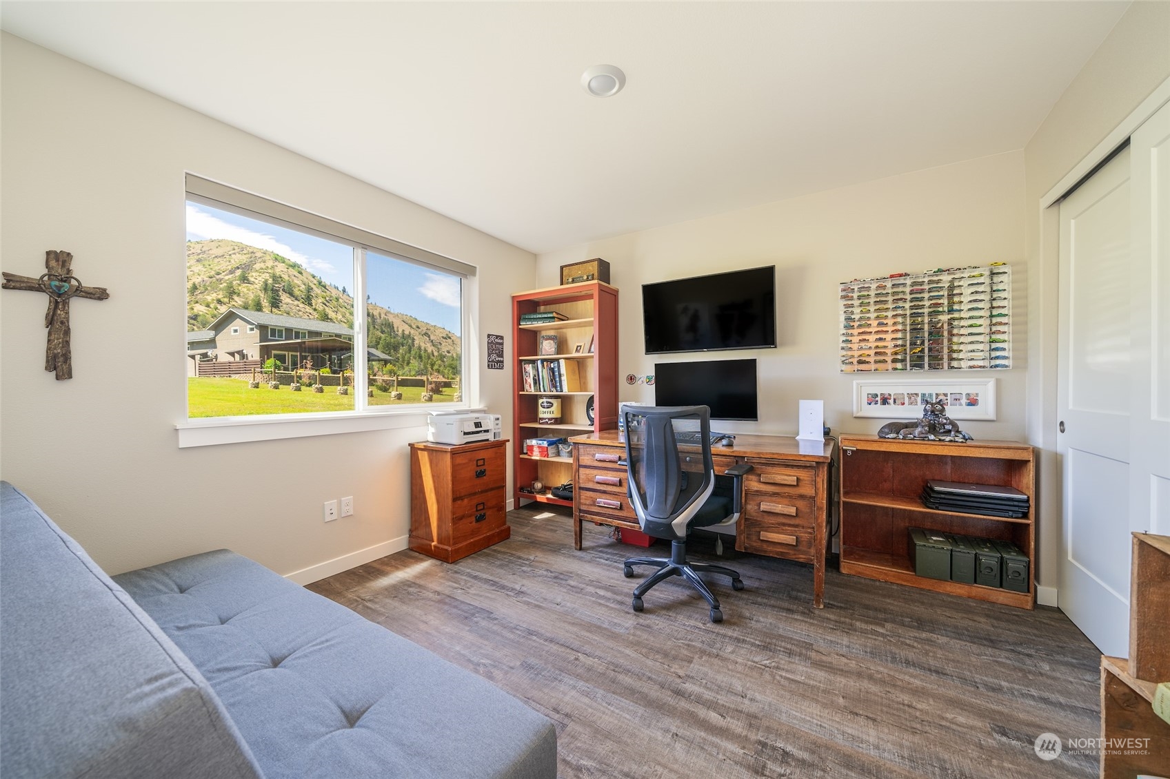 166 Mad River Road Entiat, WA 98822 - Photo 38 of 40 a view of a livingroom with workspace and a window