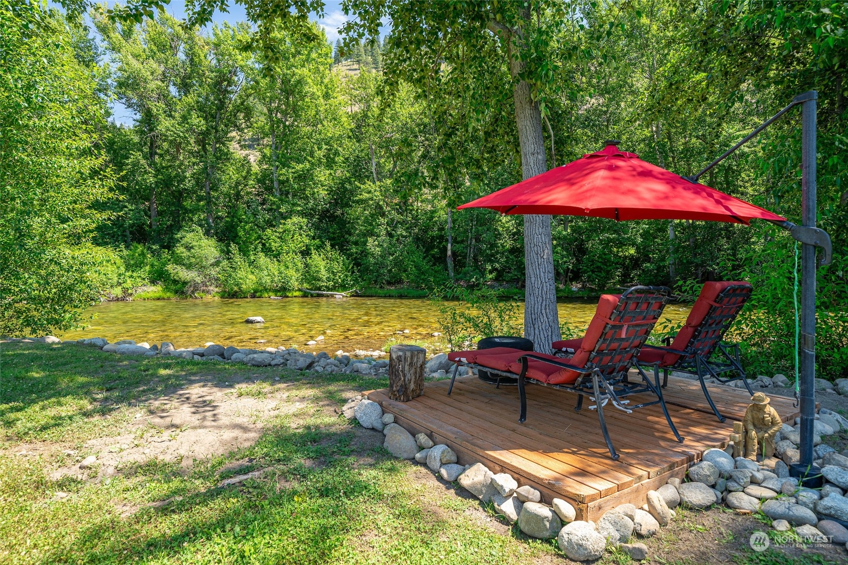 166 Mad River Road Entiat, WA 98822 - Photo 7 of 40 an outdoor sitting area with red umbrella