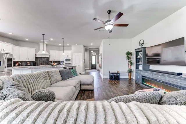 $450,000 | 404 Summit Ridge Court, Conroe, TX 77318