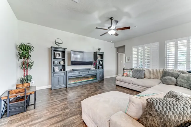 $450,000 | 404 Summit Ridge Court, Conroe, TX 77318