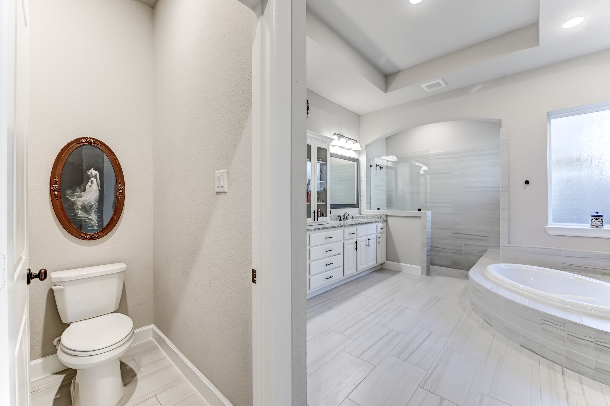 404 Summit Ridge Court Conroe, TX 77318 - Photo 35 of 50 a bathroom with a toilet a sink and a bathtub