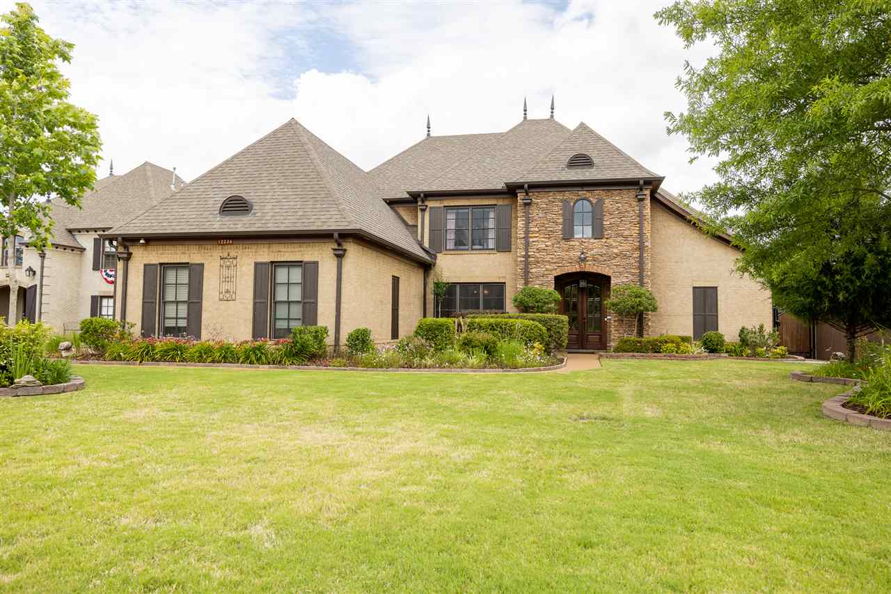Welcome Home to this Beautiful 5 Bedroom, 4 Bathroom Arlington Home with Gunite Pool! This home features gorgeous Landscaping and great curb appeal!