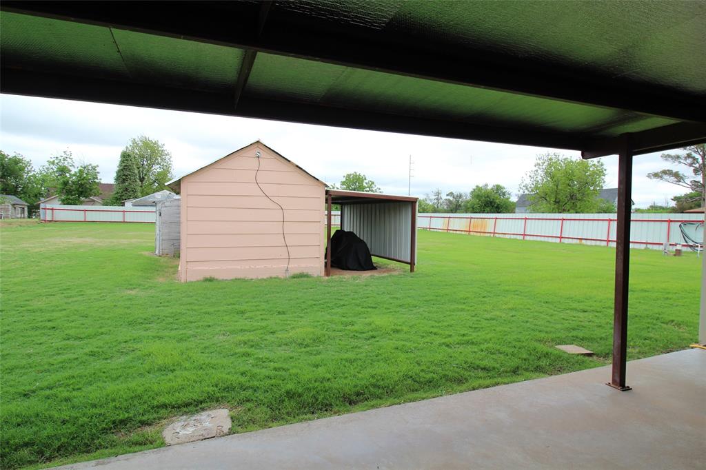 220 North 14th Avenue Munday, TX 76371 - Photo 26 of 34 a view of backyard with green space