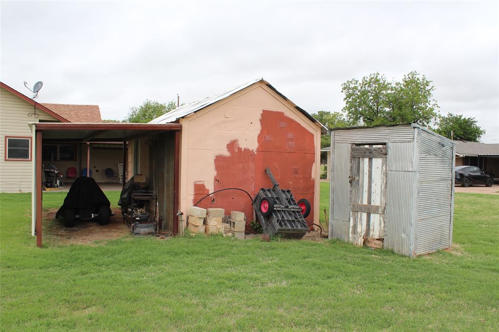 220 North 14th Avenue Munday, TX 76371 - Photo 30 of 34 a view of outdoor space and yard