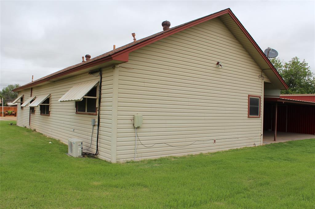 220 North 14th Avenue Munday, TX 76371 - Photo 33 of 34 a front view of a house with a yard