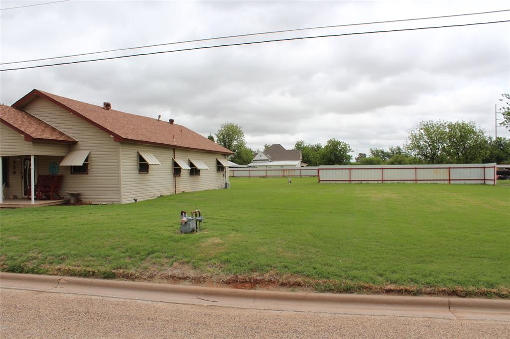 220 North 14th Avenue Munday, TX 76371 - Photo 5 of 34 a view of a yard in front of a house