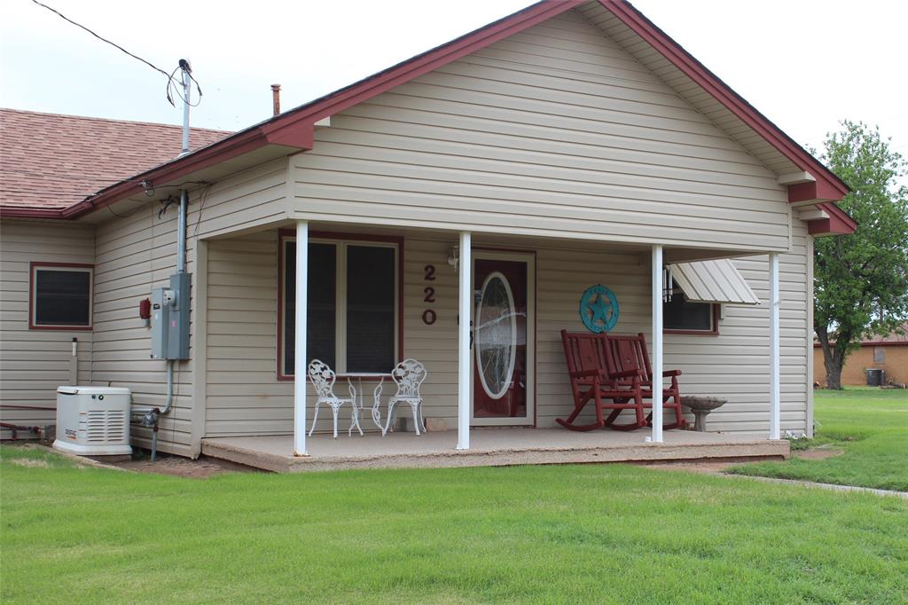 220 North 14th Avenue Munday, TX 76371 - Photo 6 of 34 front view of a house with a patio
