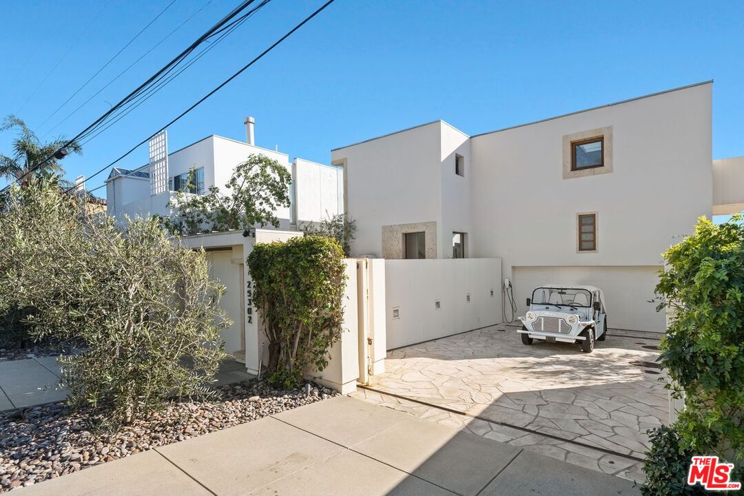 25302 Malibu Road Malibu, CA 90265 - Photo 30 of 36 a front view of a house