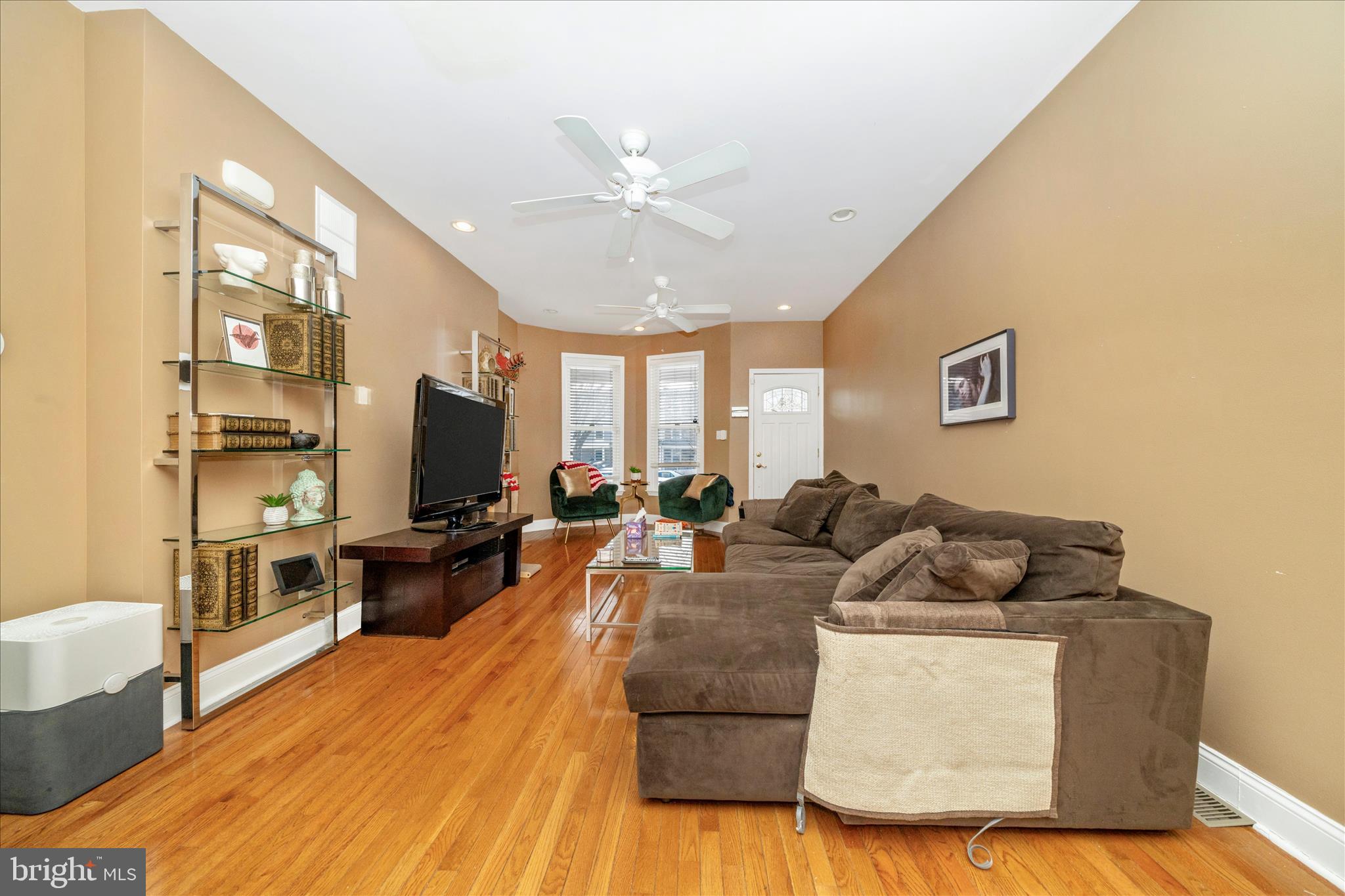 3535 Roland Avenue Baltimore, MD 21211 - Photo 8 of 55 Living Room