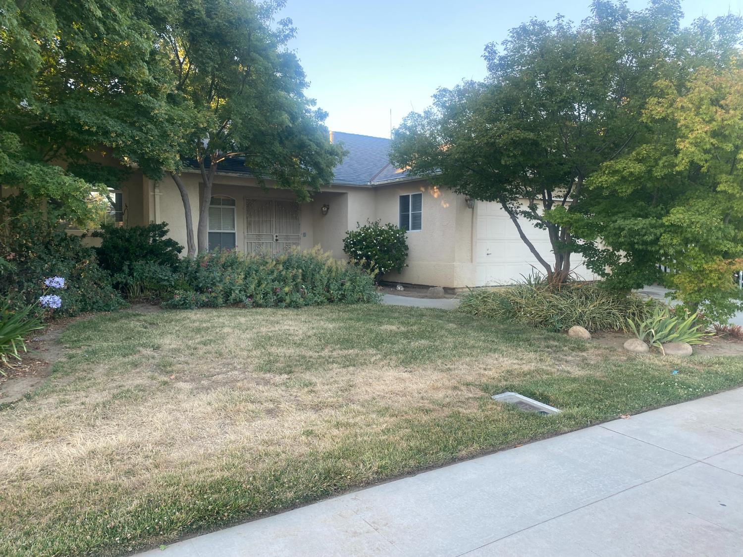 609 Merlot Avenue Madera, CA 93637 - Photo 3 of 45 a front view of a house with garden