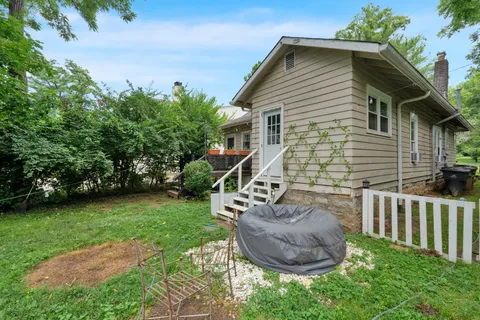 a view of a house with backyard and a garden