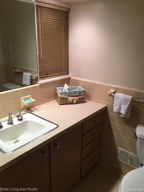 5733 Cobb Creek Road Rochester, MI 48306 - Photo 19 of 31 P.JPG