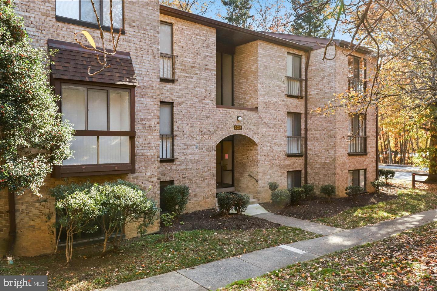 2037 Royal Fern Court, Unit 47/2C Reston, VA 20191 - Photo 3 of 4 2037 Royal Fern Unit 2C in the heart of Reston!