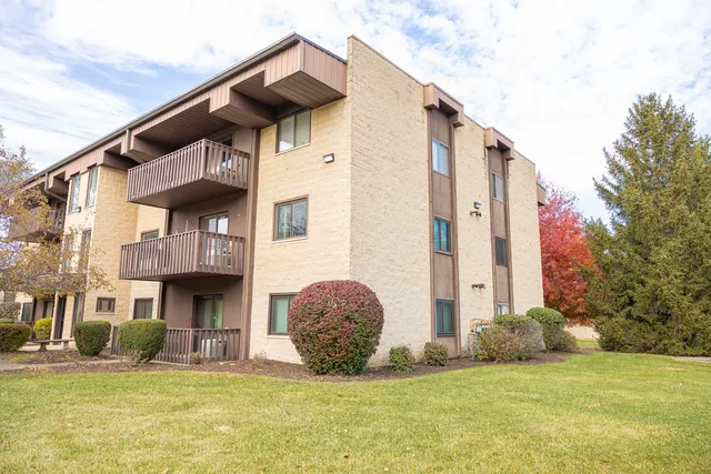 $173,000 | 3111 Ingalls Avenue, Unit 1B, Joliet, IL 60435