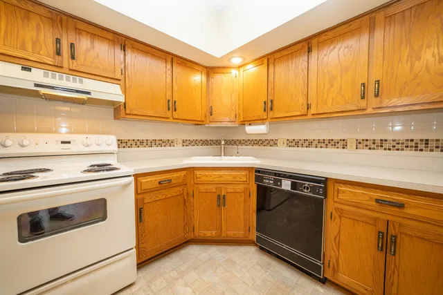 $173,000 | 3111 Ingalls Avenue, Unit 1B, Joliet, IL 60435