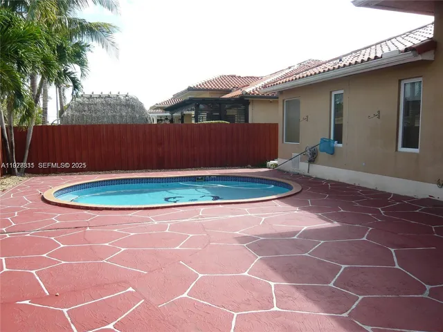 a view of a backyard