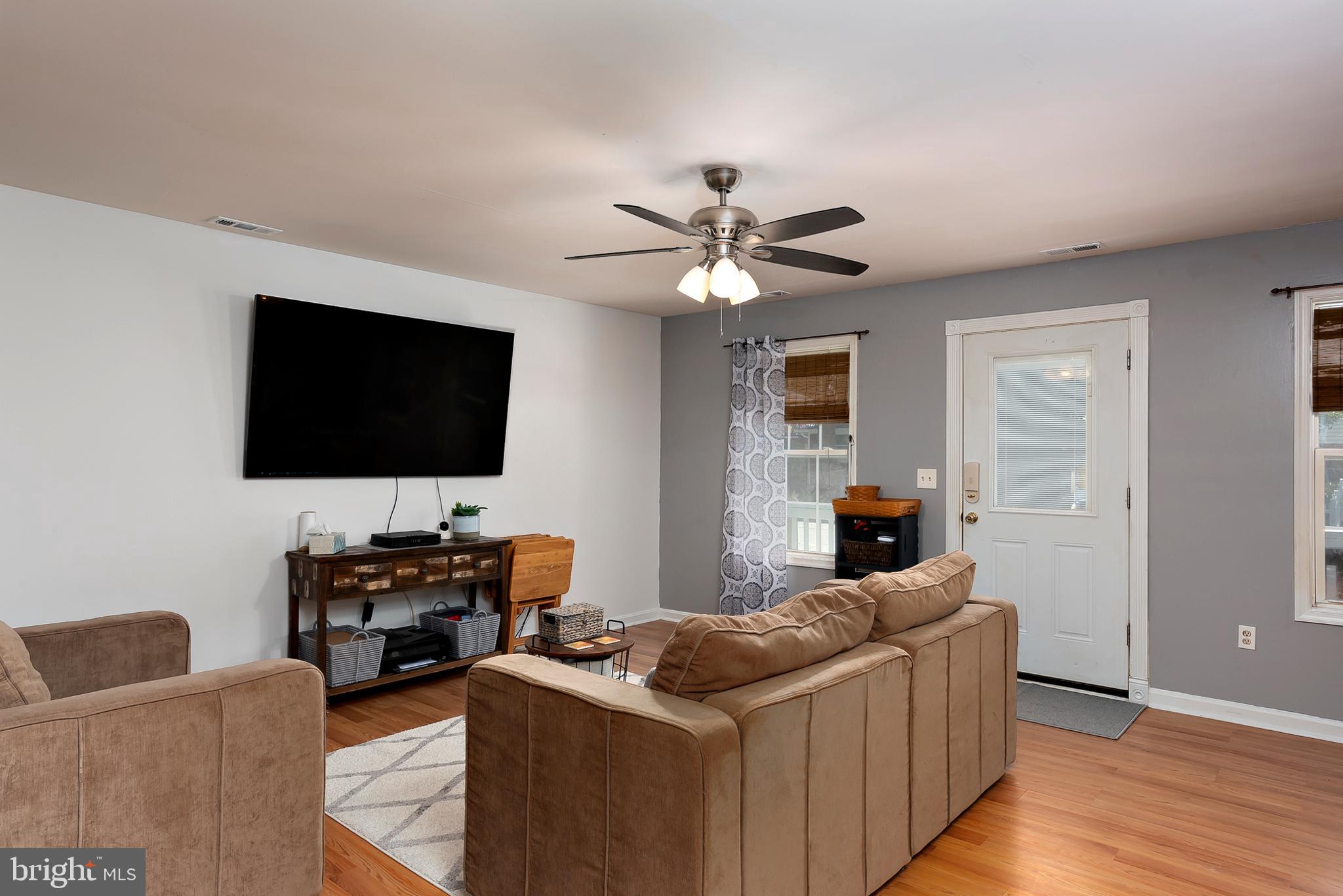 1621 Ruxton Road Edgewater, MD 21037 - Photo 5 of 33 Living Room