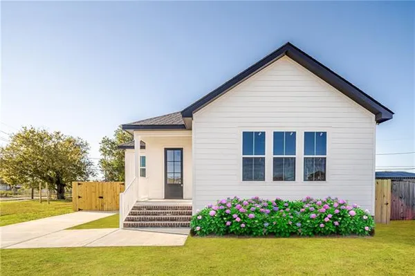 $325,000 | 1702 Schnell Drive, Arabi, LA 70032