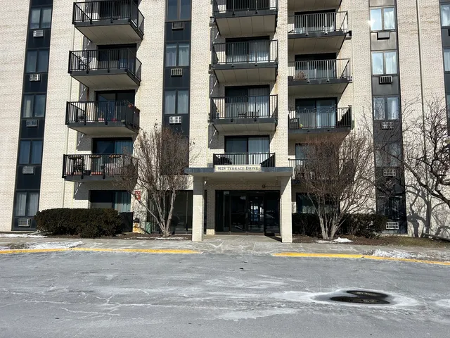 $1,700 | 9128 West Terrace Drive, Unit 5D, Niles, IL 60714