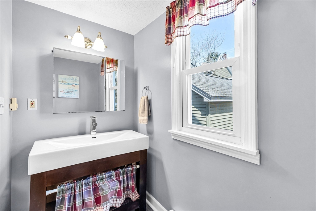 61 Spencer Street Springfield, MA 01118 - Photo 14 of 38