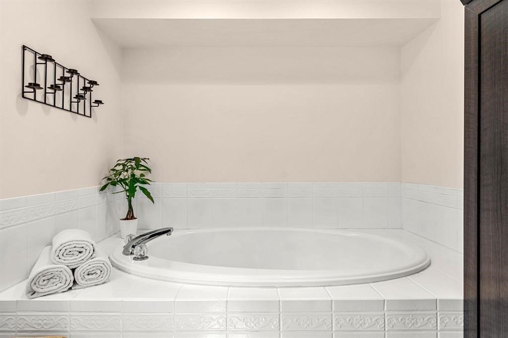 15 Lamb Road Nashua, NH 03062 - Photo 22 of 40 a bathroom with a bathtub