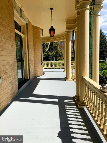 a view of empty room with wooden floor and shelf