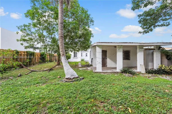 a view of a house with backyard